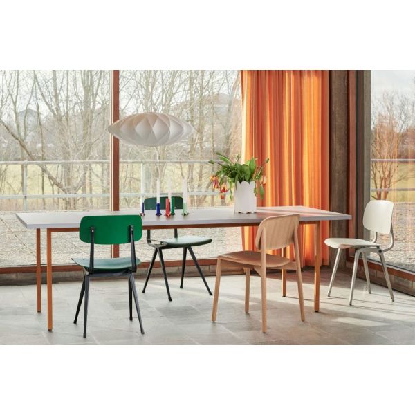 Kuvassa Two-Colour pöytä 240 cm pitkänä, harmaalla kannella ja okranvärisillä jaloilla.